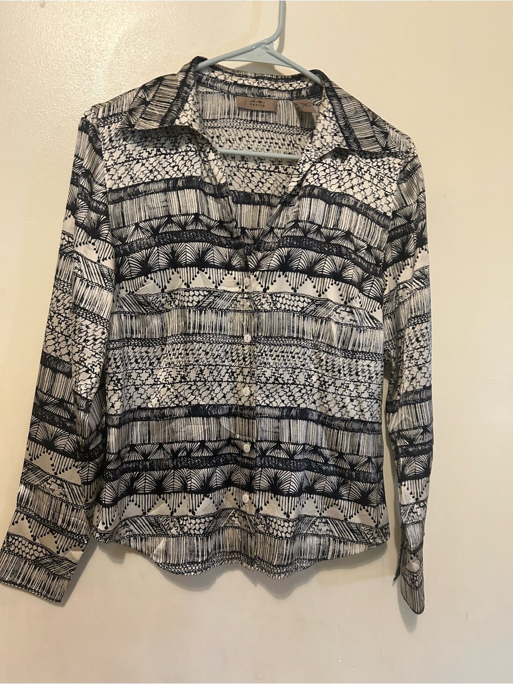 I.e. 100 % Silk Shirt Sz 4P Black & Cream Printed Button-Down Long Sleeve